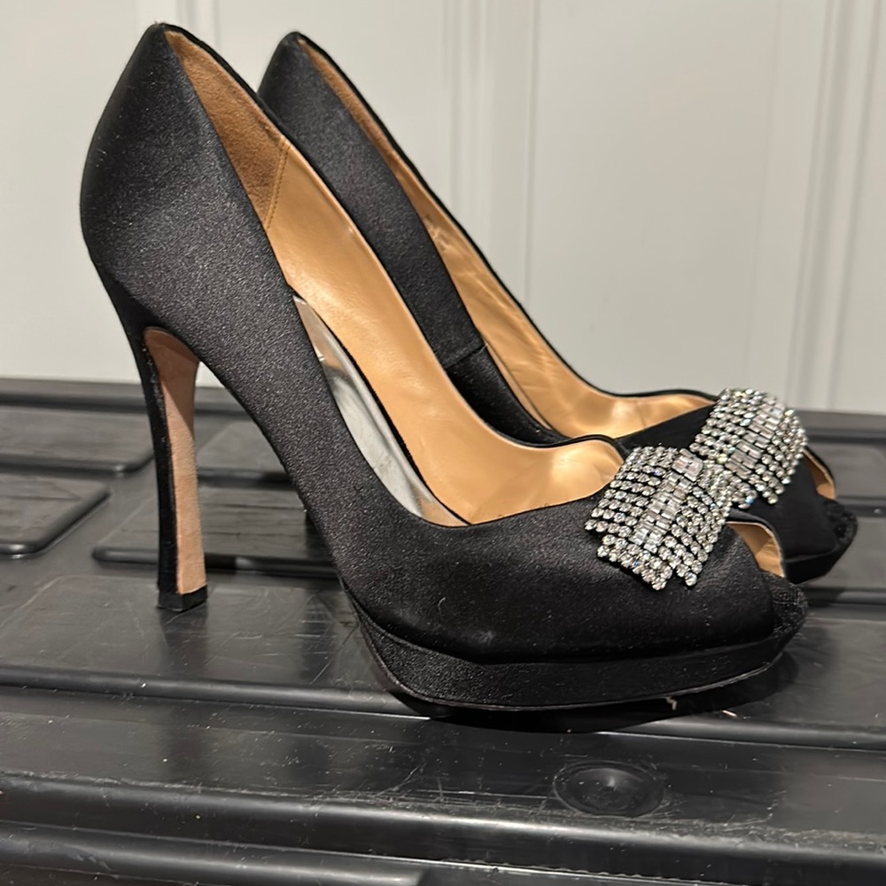 Badgley mischka rhinestone black pumps